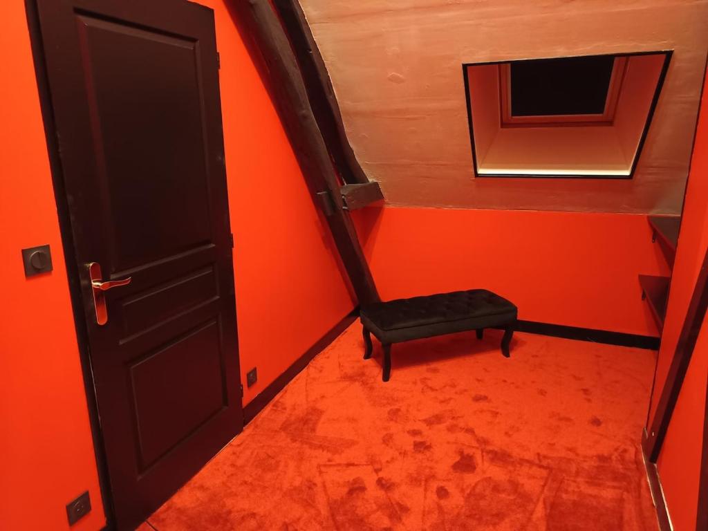 Vue d'ensemble de la salle rouge, banquette et lucarne