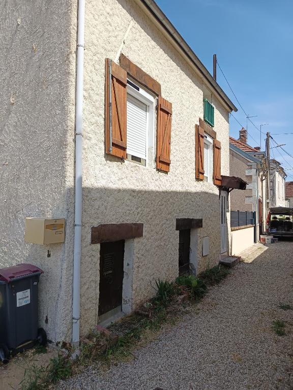 Façade de la maison en pierre à Vincelles